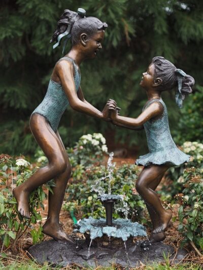 Figure en bronze. Filles en maillots de bain. 103 x 33 x 70 cm.