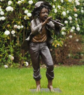 Figura en bronce. Niño con flauta. 110 x 50 x 65 cm.