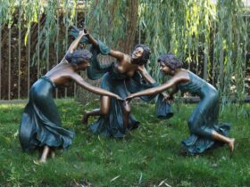 Figura en bronce. Tres bailarinas. 125 x 160 x 165 cm.