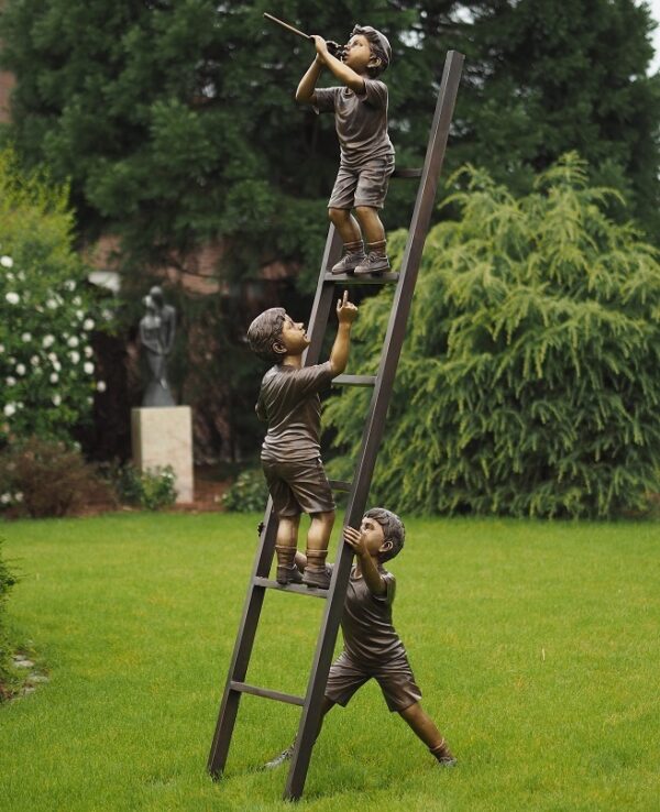 Figure en bronze. Trois enfants sur une échelle. 240 x 45 x 60 cm.