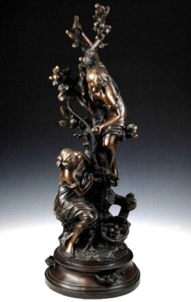 Niños cogiendo frutas. Bronce. 71 cm.