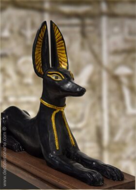 Anubis sobre madera. 69 x 20 x 46 cm.