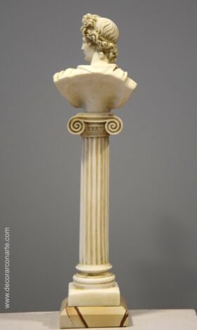 Figura de Apolo en columna. Altura: 35 cm