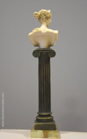 Figura de Artemisa en columna. Altura: 35cm