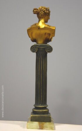 Figura dorada de Artemisa en columna. Altura: 35 cm.