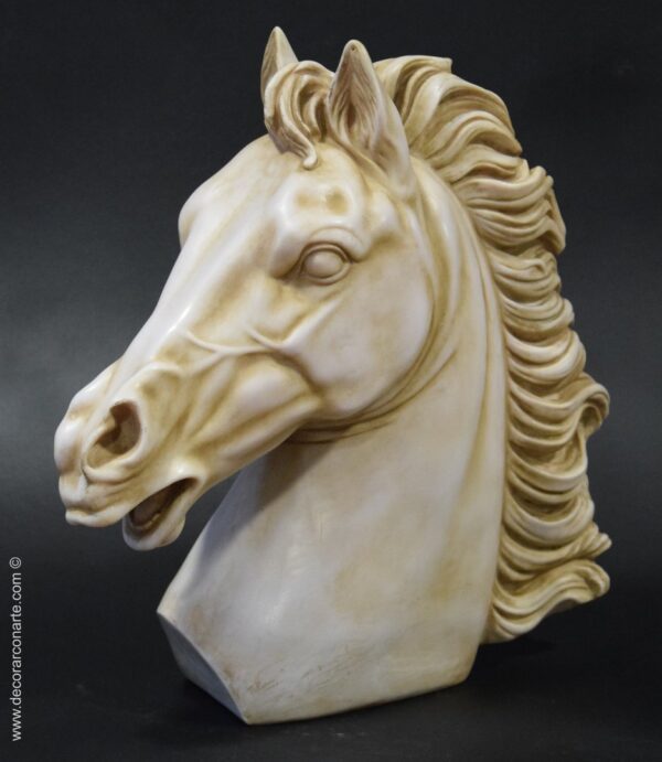 Horse's head. 38 x 40 x 15 cm.