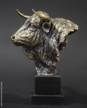 Cabeza de toro. Pátina de bronce. 29cm