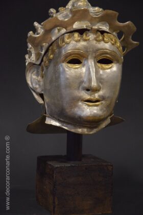 Casco romano en bronce con máscara. Alto: 41 cm.