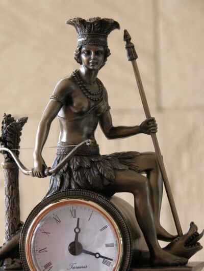 Horloge. Figure d'une femme indigène assise (28x18x6cm)