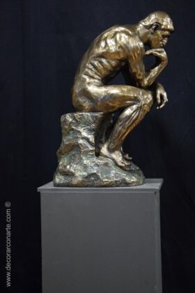 Figura del Pensador de Rodin. 48 x 30 x 20 cm.