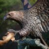 escultura jardín aguila pescadora