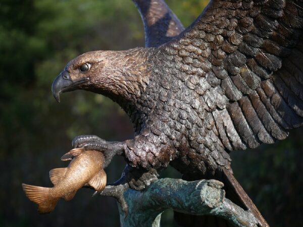 escultura jardín aguila pescadora