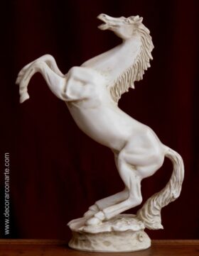 Figura Caballo. 29,3 x 22,5 x 10,5 cm.