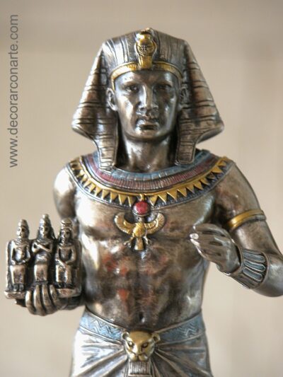 Figur des Pharao mit Triade. H: 21 cm