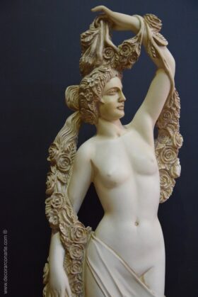 Escultura. Venus de las flores. Alt: 180 cm.