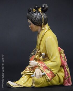 Geisha sentada. 18 cm