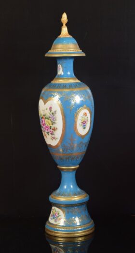 Jarrón de porcelana. Floral Sevres. 28x28x110cm