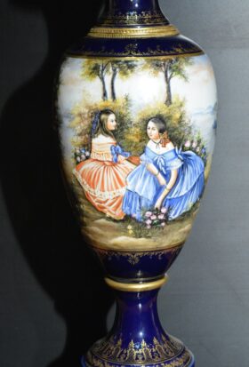 Jarrón porcelana. Estilo Sevres azul cobalto. 28x28x110 cm.