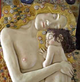 Bajorrelieve. Maternidad de Klimt. 100x58cm