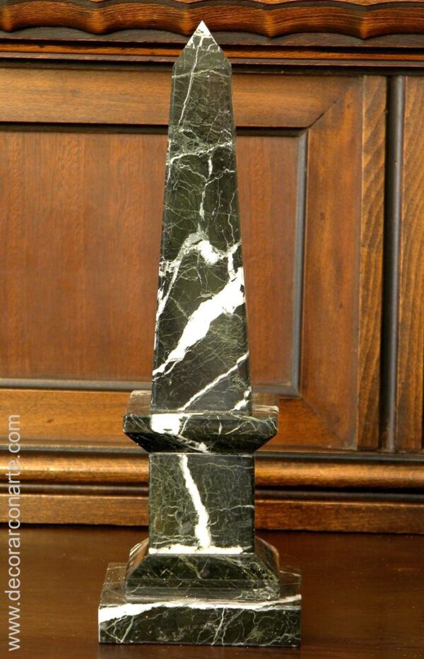 Obelisk aus schwarzem Onyx. H: 30 cm