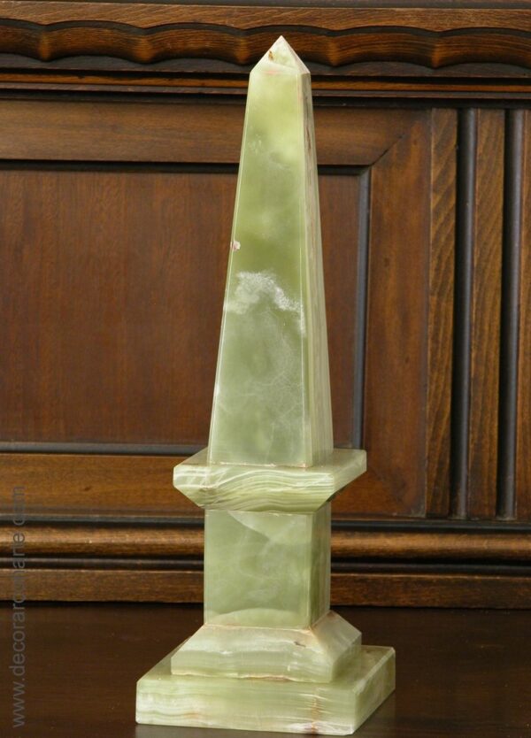 Obelisk of green Onyx. Height: 30cm