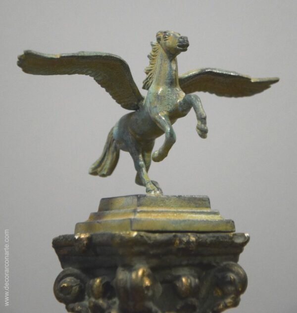 Bronzestatue von Pegasus auf Säule. Höhe: 47cm