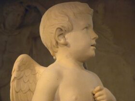 figura jardin niño escultura de Cupido con alas