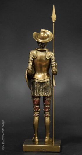 Figura de Don Quijote. Altura: 24 cm