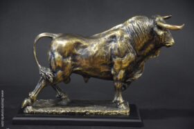 Figura de toro. Patinado en bronce. 34 x 11 x 22 cm.