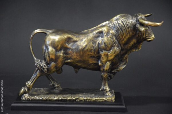 Figure of a bull. Patinated in bronze. 34 x 11 x 22 cm.