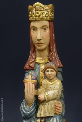 Virgen Románica. Tallada en madera. Altura: 43cm