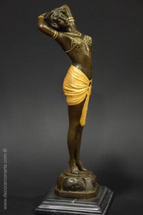 Mujer en Art Nouveau. Bronce. 42 cm.