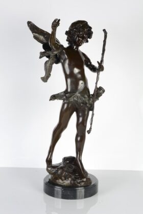 Bronce Cupido con paño. 63 x 27 x 20 cm.