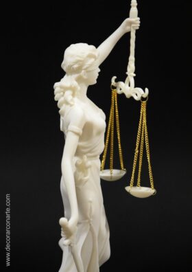 Figura de la Justicia. 35 cm.