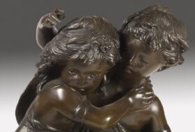 Figura en bronce. Niño y niña. 52 x 25 x 25 cm.