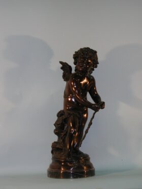 Figura en bronce. Ángel con arco. 61 x 25 x 25 cm.