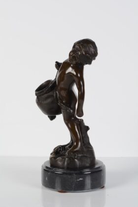 Figura en bronce. Niño con tinaja. 16 x 13 x 29 cm.