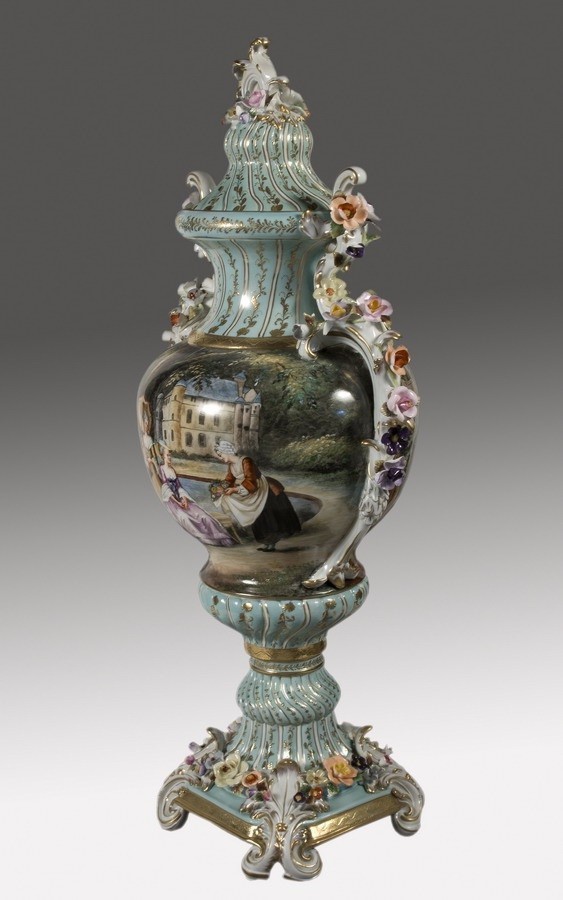 Vase porcelaine couvercle et décoré. H: 76cm