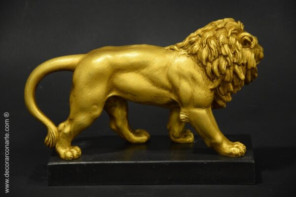 Golden lion figure. 26x14cm