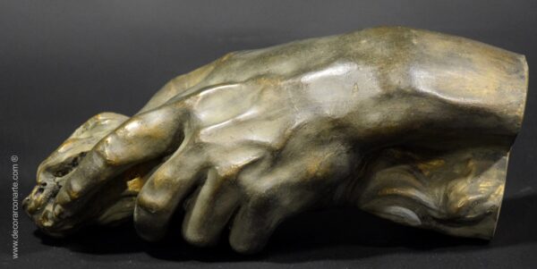 Mano di Zeus che tiene il fulmine. Patina di bronzo. 26 cm.