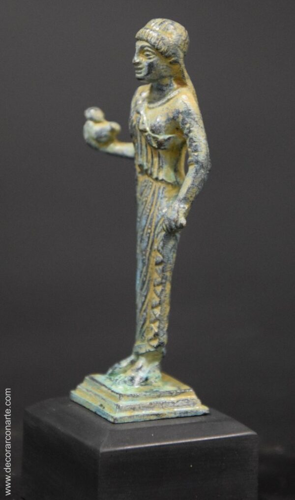 Etruscan Lady Offerer. Height: 15 cm