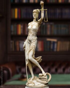 Figura de la Justicia. Altura 45 cm.