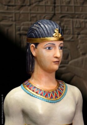 Bust of an Egyptian queen, polychrome. 43 cm.