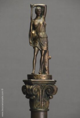 Déesse Artémis et colonne corinthienne. Patine bronze. 52 cm.