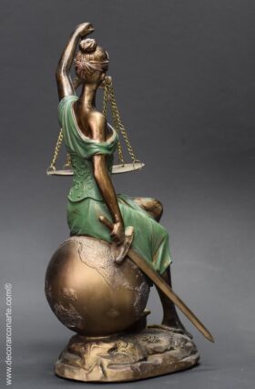 Justicia sentada sobre el mundo