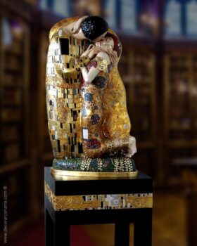 Le Baiser de Klimt. Ensemble sculpture + piédestal. 183 cm.