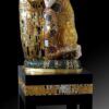 beso Klimt escultura pedestal