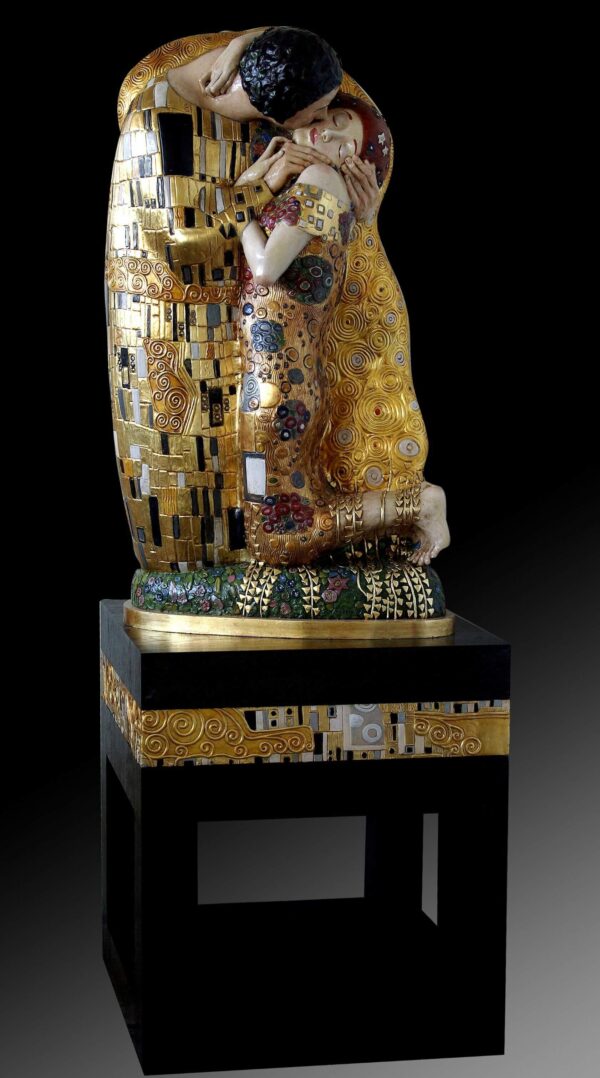 beso Klimt escultura pedestal