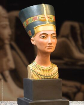 Testa di Nefertiti. Alt: 30 cm