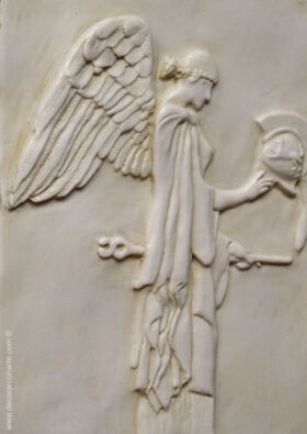 Relief der Göttin Iris im Rahmen. 48 cm.